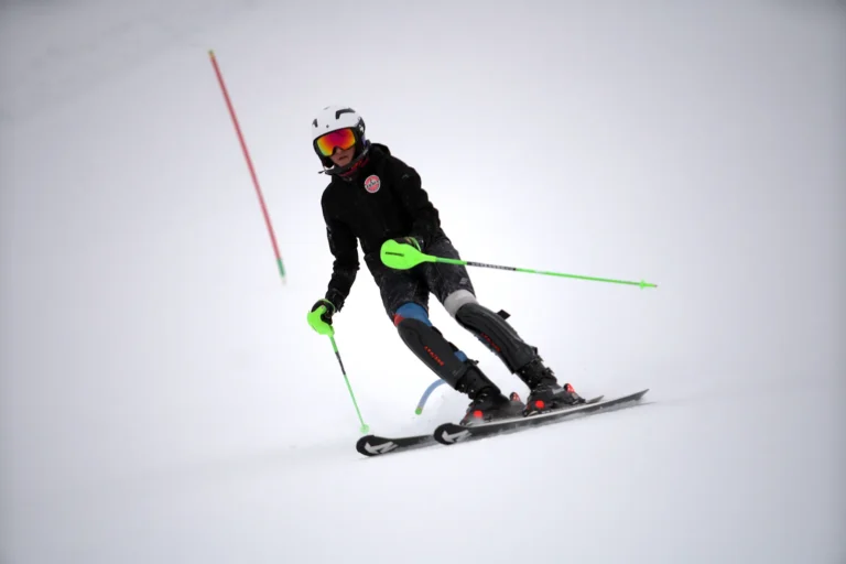 Slalom racer holding a stable upper body through the turn in Zinal