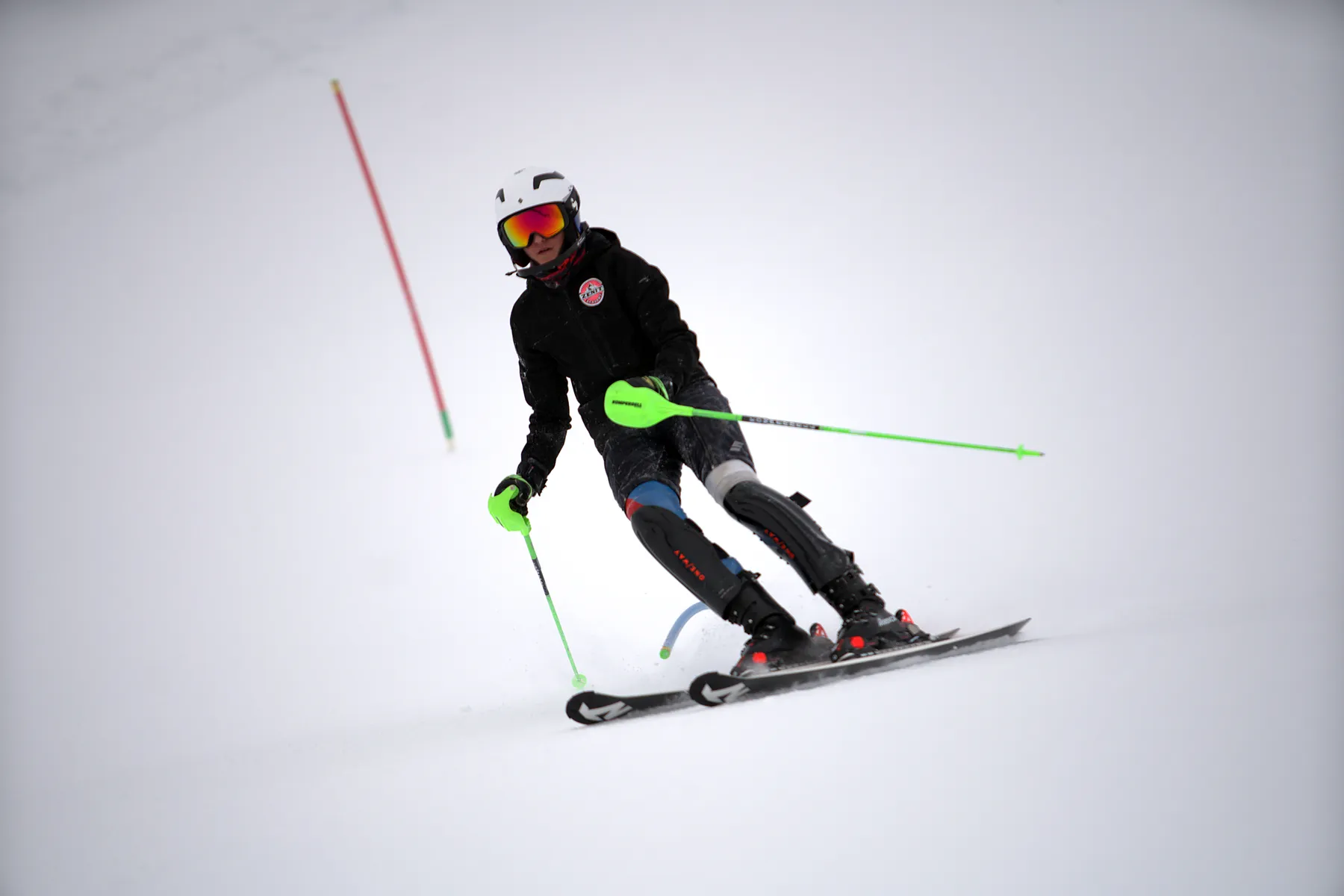 Slalom racer holding a stable upper body through the turn in Zinal